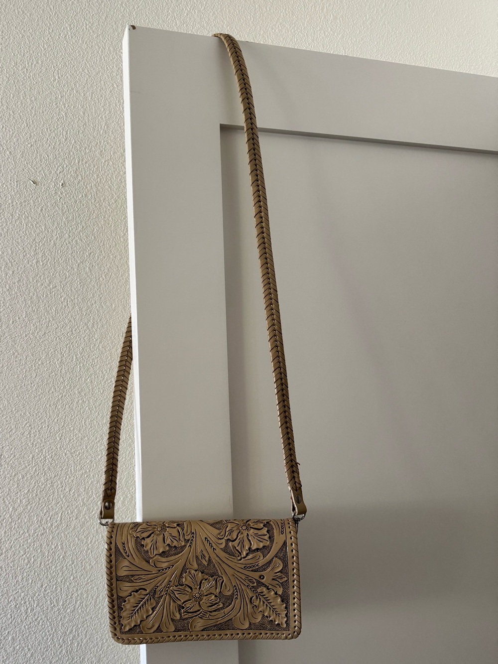 Orígenes by David Luna Handcrafted Floral Tooled Leather Crossbody Bag - Tan